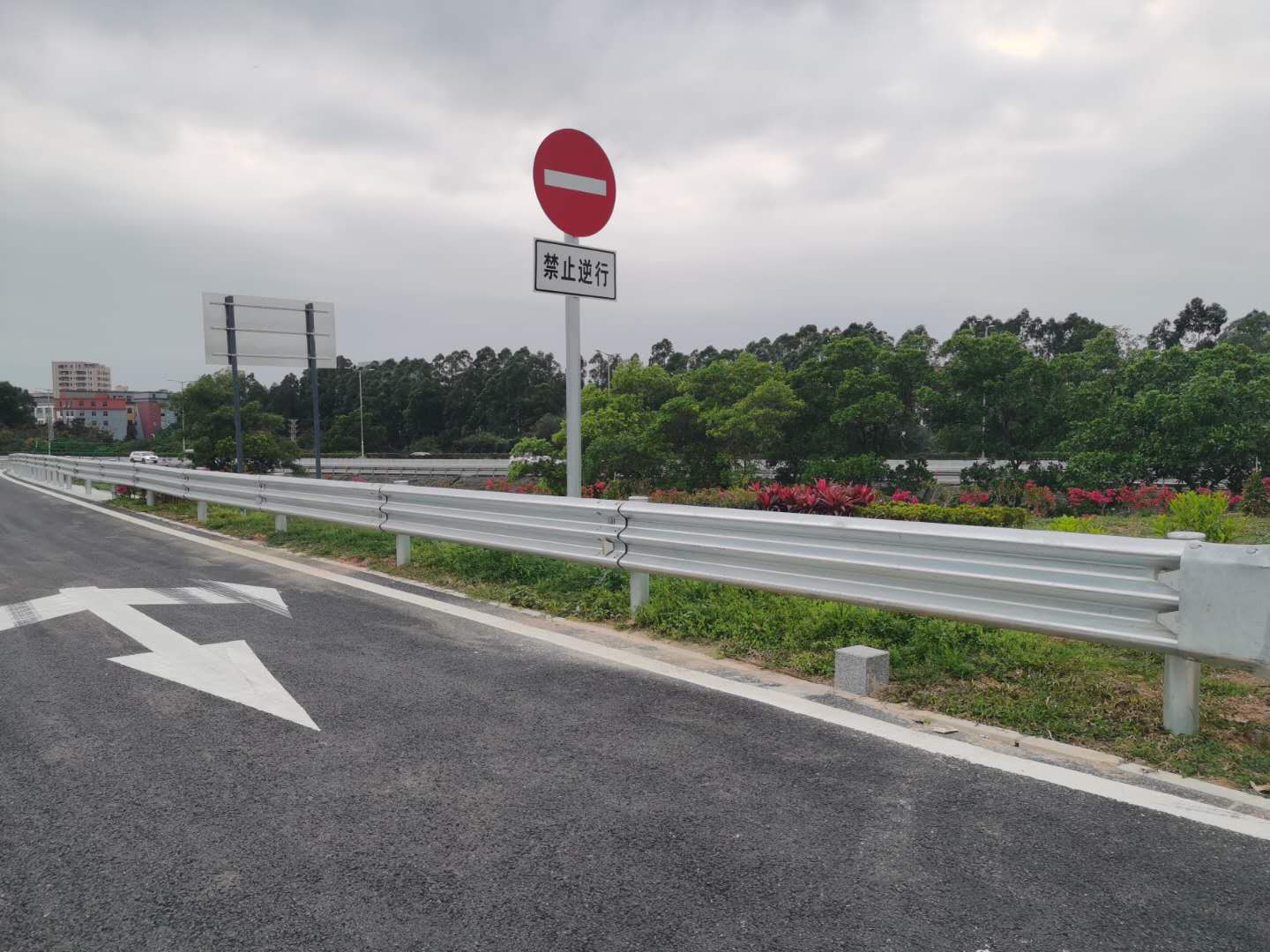 公路波形護(hù)欄一般多少錢(qián)一米？