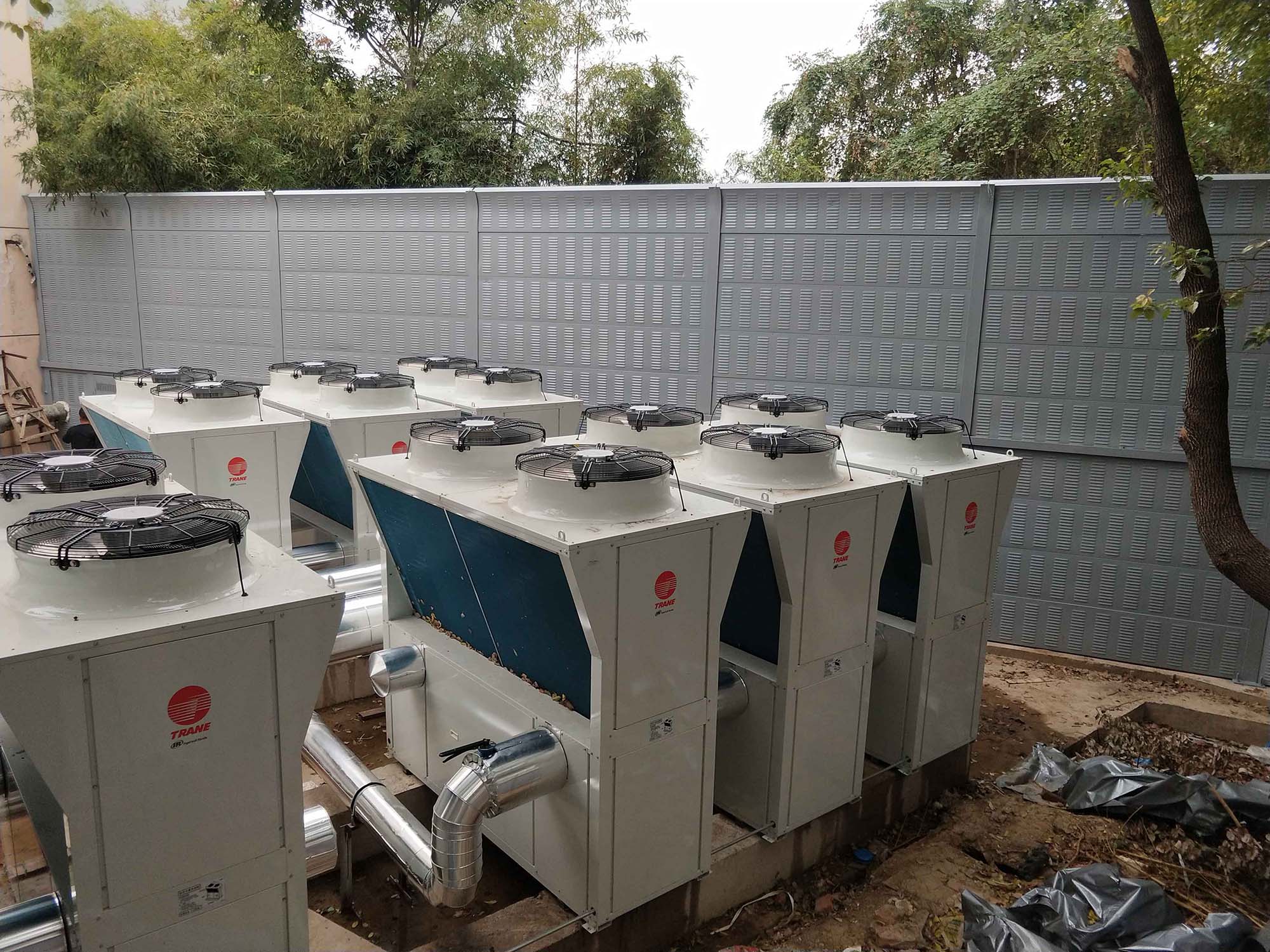 空調(diào)主機(jī)隔音屏(圖1) 空調(diào)主機(jī)隔音屏(圖1)